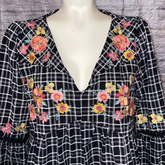 Savanna Jane Black & White Plaid Top With Embroidered Flowers - Picture 5 of 11